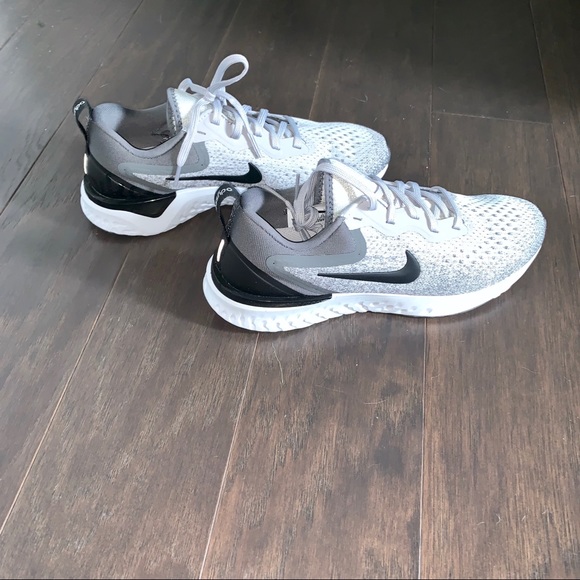 Nike Odyssey React in Wolf Grey & Black/Dark Grey - Picture 2 of 6
